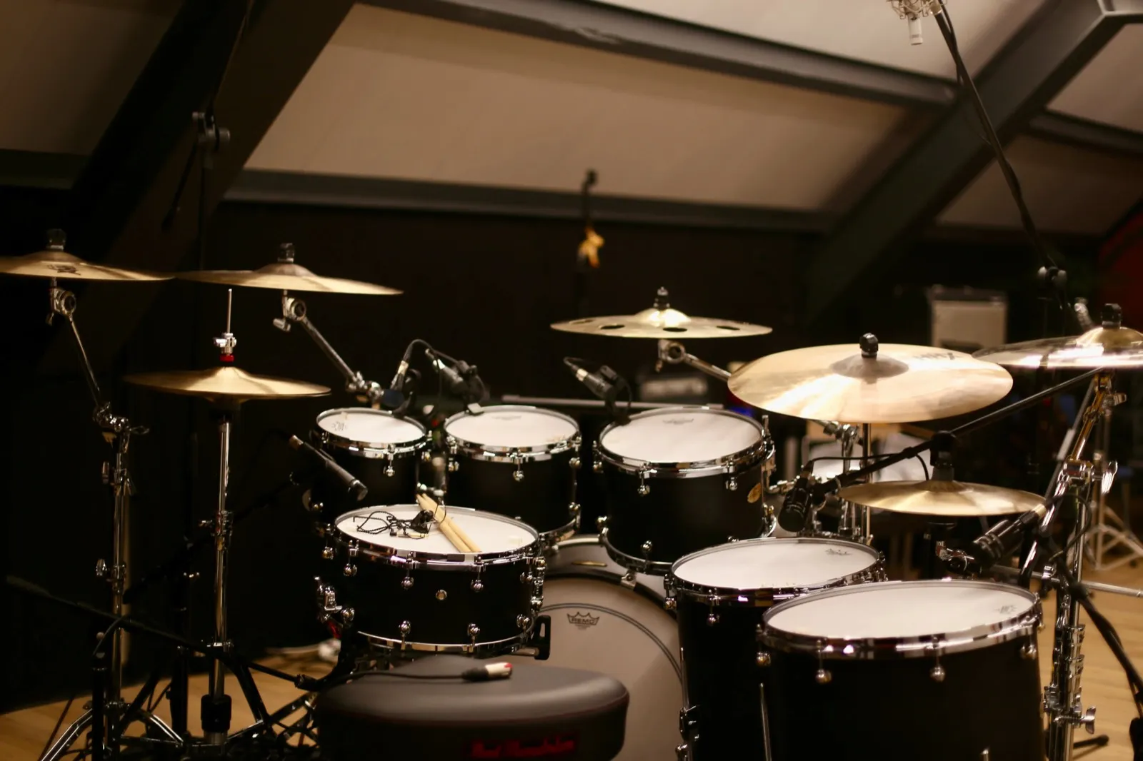 Drumstel met microfoons in Ruimte Rood bij Silver Note Studios