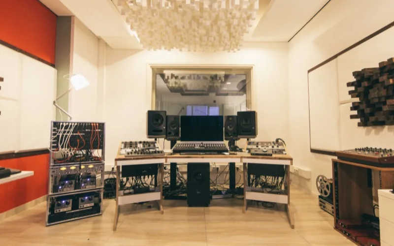 Ruimte Wit: Studio met monitoren, voor producers, voor Voor 1 tot 4 personen bij Silver Note Studios in Aalsmeer
